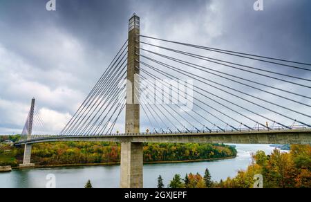 Malerischer Blick auf die Penobscot Narrows Bridge über den Penobscot River Stockfoto