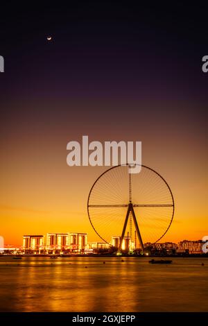 Dämmerungsansicht der Bluewaters Island und Ain Dubai während der Bauarbeiten, Dubai, VAE Stockfoto