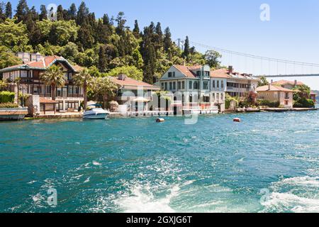 Istanbul, Türkei; 26. Mai 2013: Häuser an der Küste des Bosporus. Stockfoto