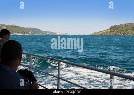 Istanbul, Türkei; 26. Mai 2013: Touristen beobachten die Landschaft vom Boot aus, das den Bosporus überquert. Stockfoto