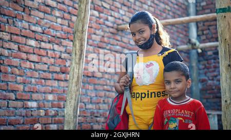 30 September 2021 Reengus, Rajasthan, Indien. Zwei kleine indische Kinder posieren auf der Baustelle Stockfoto