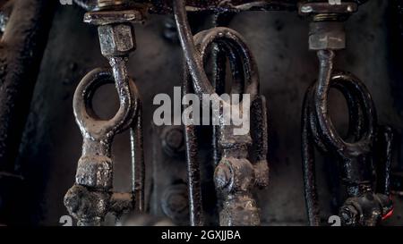 Makrobild von schwarzen alten Rohren und Vavles an der Dampfmaschine Stockfoto