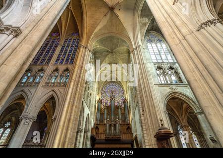 Kirchenorgel und Fensterrose im Innenraum der Kathedrale Saint-Gatien in Tours, Loiretal, Frankreich | Kirchenorgel und Rosenfenster, Tours Cathedr Stockfoto