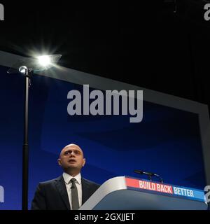 Manchester, Großbritannien. Oktober 2021. Manchester, Großbritannien. Dienstag, 5. Oktober 2021 . Sajid Javid, Staatssekretär für Gesundheit und Soziales, spricht zu der Konferenz. Konservative Party 2021 Conference Kredit: Julie Edwards/Alamy Live Nachrichten Stockfoto