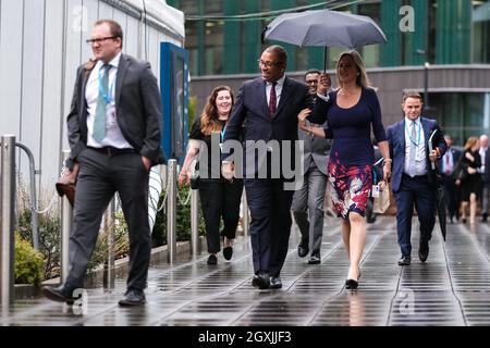 Manchester, Großbritannien. Oktober 2021. Manchester, Großbritannien. Dienstag, 5. Oktober 2021 . James geht geschickt im Regen. Konservative Party 2021 Conference Kredit: Julie Edwards/Alamy Live Nachrichten Stockfoto