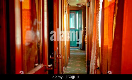 Langer Flur in einem alten Retro-Zugwagen aus Holz Stockfoto