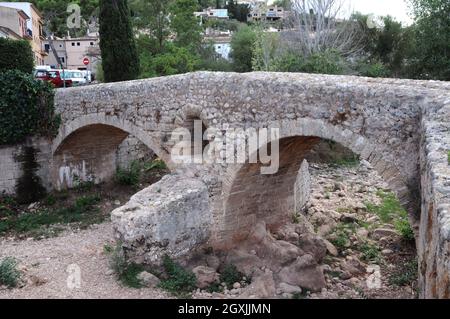 Die Pont Romà (Römische Brücke) in der mallorquinischen Stadt Pollença. Sein Name ist irreführend, da er erst 1403 aufgenommen wurde und wahrscheinlich mittelalterlich ist. Stockfoto