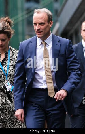 Manchester, Großbritannien. Oktober 2021. Manchester, Großbritannien. Dienstag, 5. Oktober 2021 . Dominic Raab, stellvertretender Premierminister, der im Regen läuft. Konservative Party 2021 Conference Kredit: Julie Edwards/Alamy Live Nachrichten Stockfoto