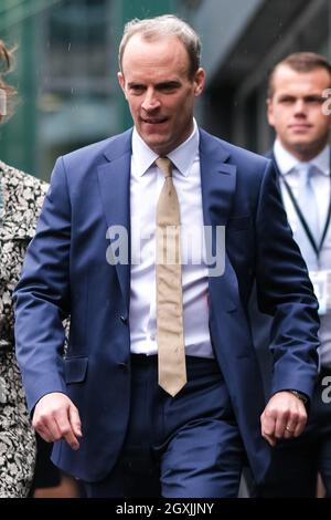 Manchester, Großbritannien. Oktober 2021. Manchester, Großbritannien. Dienstag, 5. Oktober 2021 . Dominic Raab, stellvertretender Premierminister, der im Regen läuft. Konservative Party 2021 Conference Kredit: Julie Edwards/Alamy Live Nachrichten Stockfoto