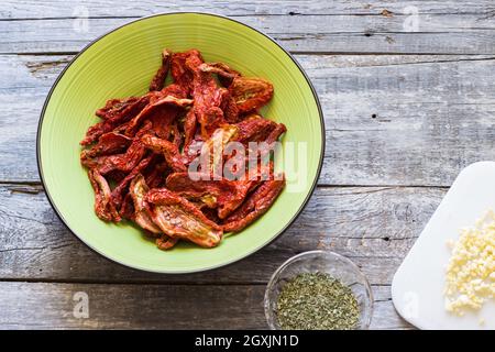 Getrocknete Tomaten mit Knoblauch, Orangano und Öl Stockfoto