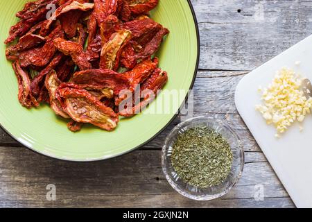 Getrocknete Tomaten mit Knoblauch, Orangano und Öl Stockfoto