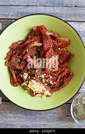 Getrocknete Tomaten mit Knoblauch, Orangano und Öl Stockfoto