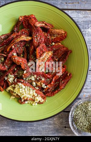 Getrocknete Tomaten mit Knoblauch, Orangano und Öl Stockfoto