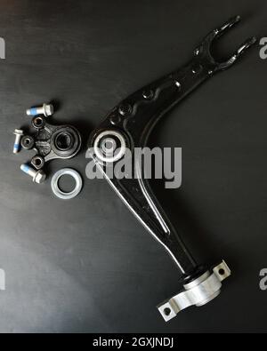 Autoteile, um das Fahrwerksdreieck eines Autos zu ersetzen Stockfoto