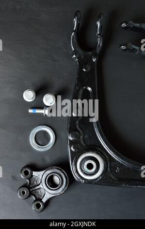Autoteile, um das Fahrwerksdreieck eines Autos zu ersetzen Stockfoto
