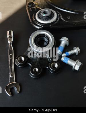 Autoteile, um das Fahrwerksdreieck eines Autos zu ersetzen. Stockfoto