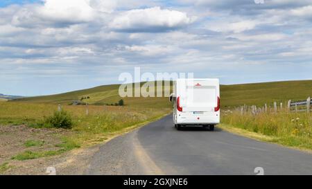 Roadtrip während der Ferien auf einer Bergstraße in die Landschaft. Stockfoto