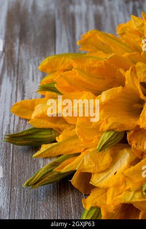 Bouquet von Zucchini Blumen auf Holzhintergrund Stockfoto