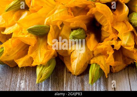 Bouquet von Zucchini Blumen auf Holzhintergrund Stockfoto