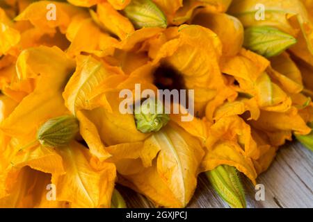 Bouquet von Zucchini Blumen auf Holzhintergrund Stockfoto