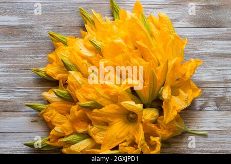 Bouquet von Zucchini Blumen auf Holzhintergrund Stockfoto