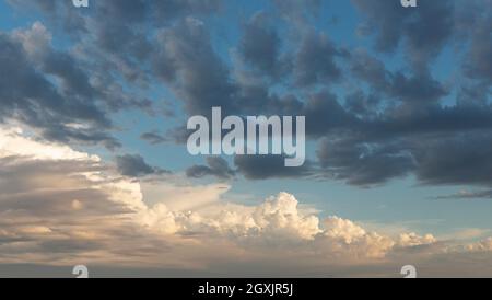 Weißer Cumulus und dunkle Sturmwolken gegen blauen Himmel geeignet für Hintergrund oder Himmel Substitution Verwendung Stockfoto