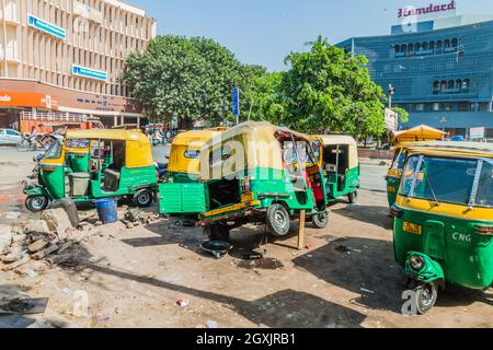 DELHI, INDIEN - 22. OKTOBER 2016: Gruppe von Autorikschas im Zentrum von Delhi, Indien Stockfoto