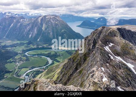 Luftaufnahme über Bergrücken Romsdalseggen, berühmte Wanderung in der Nähe von Andalsnes, Rauma Fluss im Tal, Norwegen Stockfoto