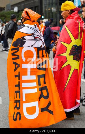 Every Child Matters und Mohawk Flaggen beim ersten Marsch von Montreal zum Nationalen Tag für Wahrheit und Versöhnung, der die dunkle Vergangenheit der indischen Wohnschulen in Kanada hervorhebt Stockfoto