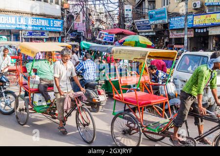 DELHI, INDIEN - 22. OKTOBER 2016: Straßenverkehr im Zentrum von Delhi, Indien Stockfoto