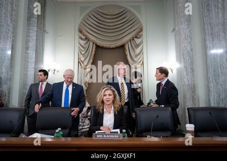 WASHINGTON, DC - 05. OKTOBER: (L-R) ordentliches Mitglied des Ausschusses Senator Roger Wicker (Republikaner von Mississippi), Unterausschuss-Mitglied der US-Senatorin Marsha Blackburn (Republikaner von Tennessee), US-Senator Jerry Moran (Republikaner von Kansas) und Unterausschuss-Vorsitzender US-Senator Richard Blumenthal (Demokrat von Connecticut) Kommen Sie an und sprechen Sie, bevor die ehemalige Facebook-Mitarbeiterin Frances Haugen eine Anhörung des Senatsausschusses für Handel, Wissenschaft und Verkehr mit dem Titel „Schutz von Kindern online: Zeugenaussage eines Facebook-Whistleblowers“ auf dem Capitol Hill am 5. Oktober 2021 i bezeugt Stockfoto