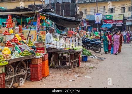 VARANASI, INDIEN - 25. OKTOBER 2016: Straßenobststände in Varanasi Indien Stockfoto