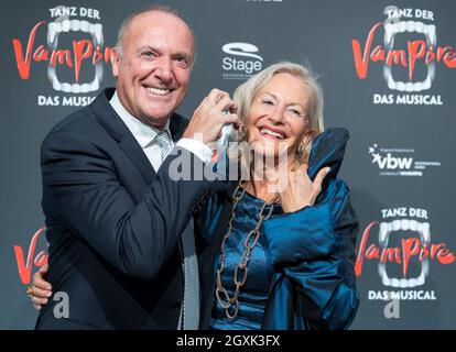 Stuttgart, Deutschland. Oktober 2021. Gaby Hauptmann, Schriftsteller, und Josef Schmidbauer kommen zur Premiere des Musicals 'Tanz der Vampire' am Palladium Theater in Stuttgart. Quelle: Bernd Weißbrod/dpa/Alamy Live News Stockfoto