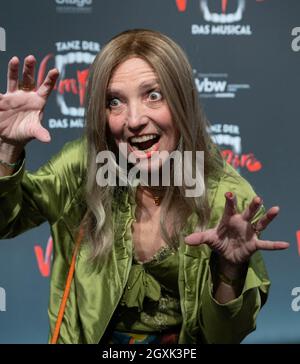 Stuttgart, Deutschland. Oktober 2021. Iris Caren von Württemberg, Künstlerin, kommt zur Premiere des Musicals 'Tanz der Vampire' am Palladium Theater in Stuttgart. Quelle: Bernd Weißbrod/dpa/Alamy Live News Stockfoto