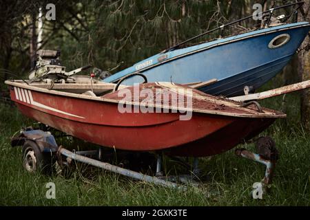 Zwei alte Boote, die verlassen wurden Stockfoto