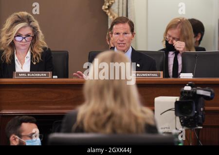 Washington, USA. Oktober 2021. US-Senator Richard Blumenthal (D-CT) spricht heute am 05. Oktober 2021 im Russell Senate/Capitol Hill in Washington DC, USA, während einer Anhörung über die Facebook-Datei: Protecting Kids Online. (Foto von Lenin Nolly/Sipa USA) Quelle: SIPA USA/Alamy Live News Stockfoto