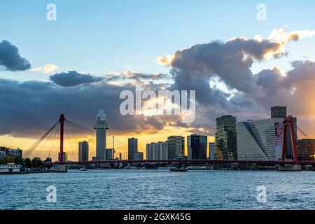 Die Skyline von Rotterdam, mit der Willemsbrug und der Erasmus-Brücke, dahinter, über die Nieuwe Maas, Niederlande Stockfoto
