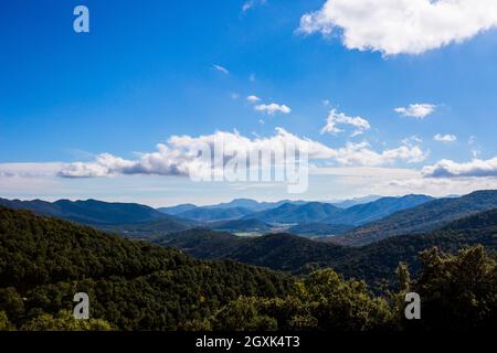 Herbstaufgang auf dem Gipfel der Puigsacalm, La Garrotxa, Girona, Spanien Stockfoto