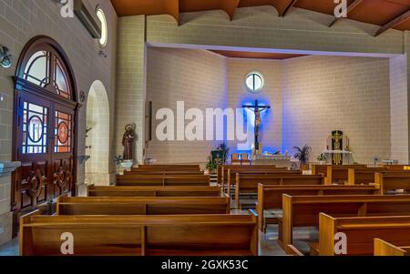 Malta, Xemxija: Blick auf die kleine Kirche, die dem hl. Josef dem Arbeiter geweiht ist. Stockfoto