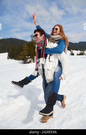 romantischen Winterlandschaft, glückliche junge Paare, die Spaß auf frischen Show am Winter Vacatio, Berg-Natur-Landschaft Stockfoto