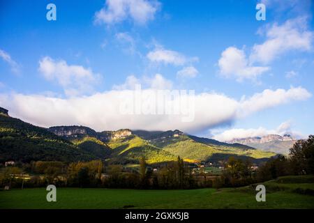 Herbstaufgang über der Berglandschaft, La Vall d'en Bas, La Garrotxa, Girona, Spanien Stockfoto