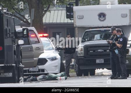 Die Polizei bleibt am Tatort eines verdächtigen Fahrzeugs, das auf der Straße vor dem Obersten Gerichtshof der Vereinigten Staaten in Washington, DC, USA, am Dienstag, dem 5. Oktober, 2021. Foto von Rod Lampey / CNP/ABACAPRESS.COM Stockfoto