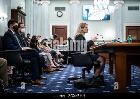 Washington, DC, USA. Oktober 2021. Die ehemalige Facebook-Mitarbeiterin und Whistleblowerin Frances Haugen bezeugte am Dienstag, den 05. Oktober 2021 in Washington, DC, während einer Anhörung des Senatsausschusses für Handel, Wissenschaft und Verkehr mit dem Titel „Protecting Kids Online: Testimonial from a Facebook Whistleblower“ auf dem Capitol Hill. Quelle: Jabin Botsford/Pool Via Cnp/Media Punch/Alamy Live News Stockfoto