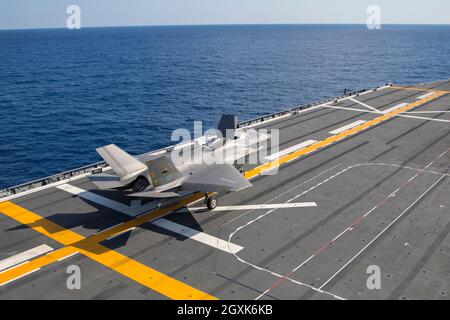 Ein U.S. Marine Corps F-35B Lightning II Stealth-Kampfjet mit Marine Fighter Attack Squadron 242 bereitet sich auf den Start auf dem Flugdeck des japanischen Hubschrauberflugzeuges JS Izumo während gemeinsamer Einsätze am 3. Oktober 2021 vor der japanischen Küste vor. Die F-35B Lightning II wurde die erste US F-35 Operation an Bord eines japanischen Schiffes. Stockfoto