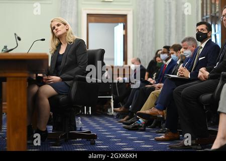 Washington, DC, USA. Oktober 2021. Die Facebook-Whistleblowerin Frances Haugen erscheint am Dienstag, den 05. Oktober 2021 in Washington, DC, vor dem Unterausschuss für Handel, Wissenschaft und Verkehr des Senats im Russell Senate Office Building. Kredit: Matt Mc Clain/Pool Via Cnp/Media Punch/Alamy Live News Stockfoto