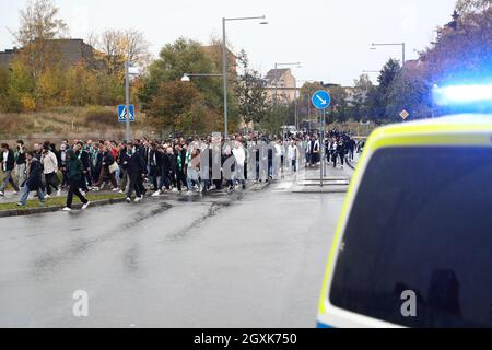 Hammarby-Fans und Polizisten vor der Arena vor dem Spiel am Sonntag in Allsvenskan zwischen IFK Norrköping-Hammarby IF in der Platinumcars Arena, Norrköping, Schweden 3. Oktober 2021. Stockfoto