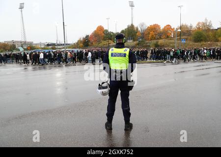 Hammarby-Fans und Polizisten vor der Arena vor dem Spiel am Sonntag in Allsvenskan zwischen IFK Norrköping-Hammarby IF in der Platinumcars Arena, Norrköping, Schweden 3. Oktober 2021. Stockfoto