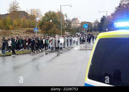 Hammarby-Fans und Polizisten vor der Arena vor dem Spiel am Sonntag in Allsvenskan zwischen IFK Norrköping-Hammarby IF in der Platinumcars Arena, Norrköping, Schweden 3. Oktober 2021. Stockfoto