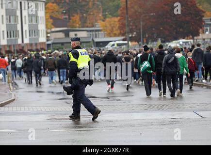 Hammarby-Fans und Polizisten vor der Arena vor dem Spiel am Sonntag in Allsvenskan zwischen IFK Norrköping-Hammarby IF in der Platinumcars Arena, Norrköping, Schweden 3. Oktober 2021. Stockfoto