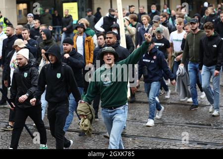 Hammarby-Fans auf der Drottninggatan Sonntagsmatch in Allsvenskan zwischen IFK Norrköping-Hammarby IF in der Platinumcars Arena, Norrköping, Schweden 3. Oktober 2021. Stockfoto